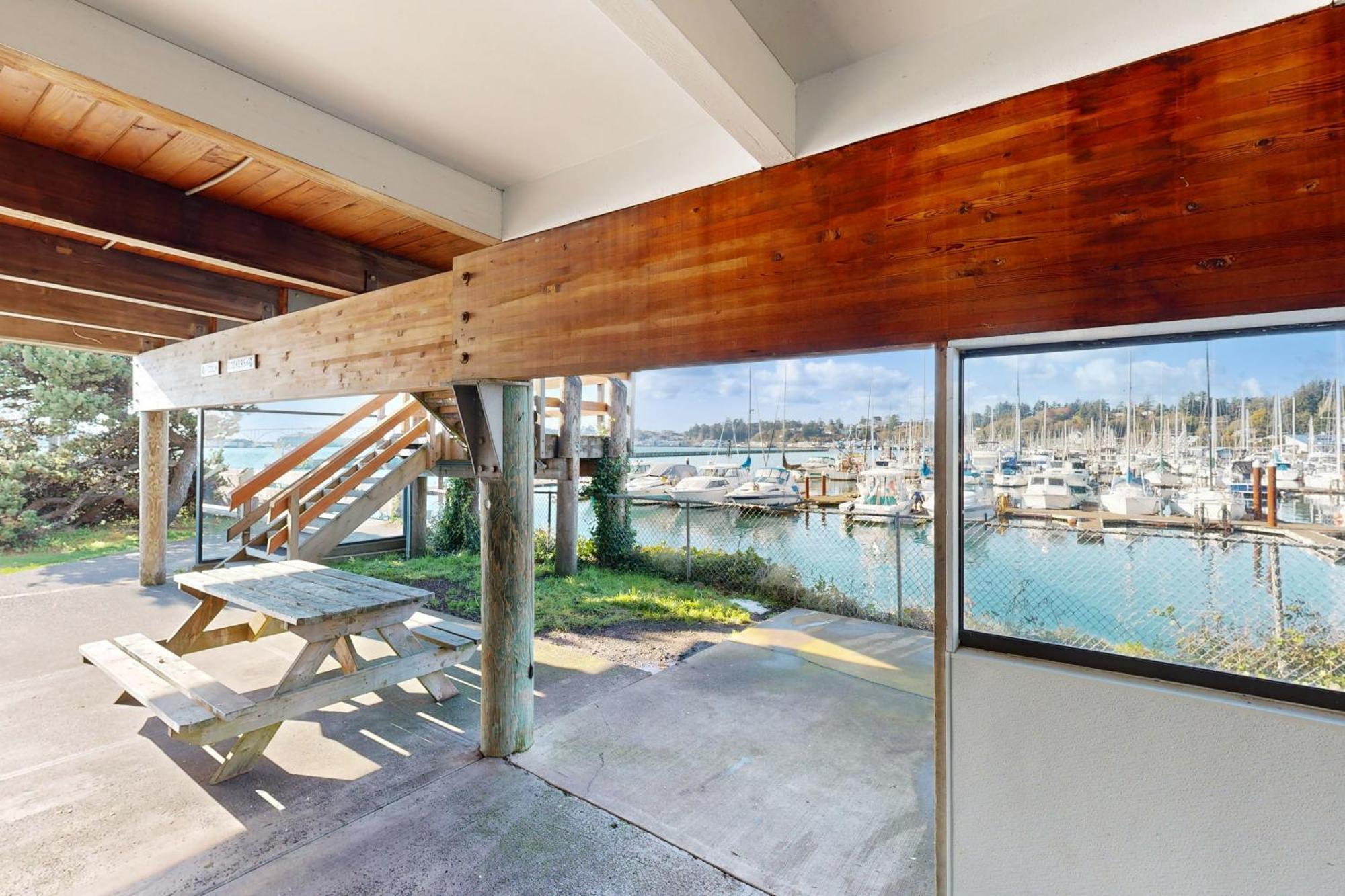 The Embarcadero Condos Newport Exterior photo